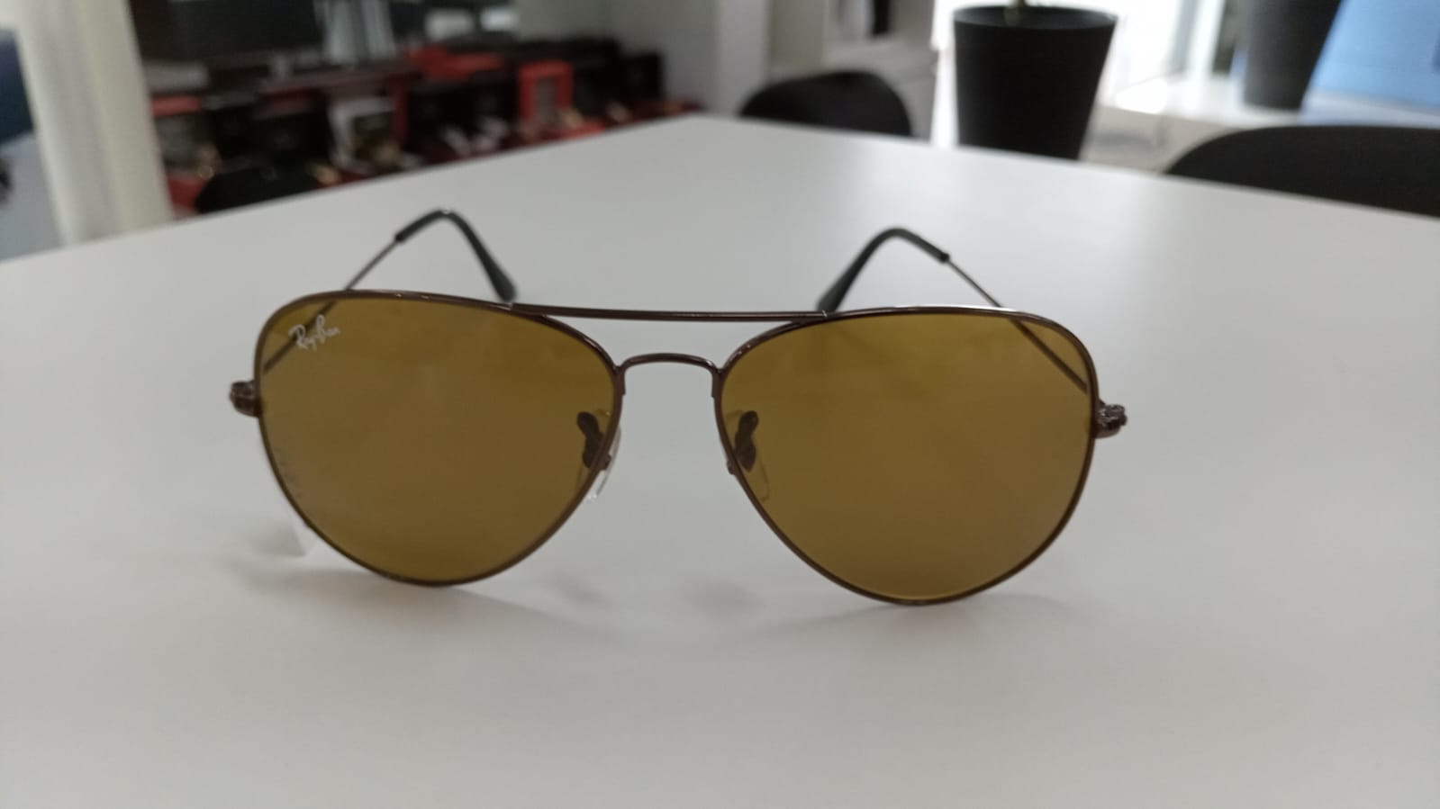 Óculos de sol aviador com lentes âmbar na Ótica Boa Vista, Sinop-MT