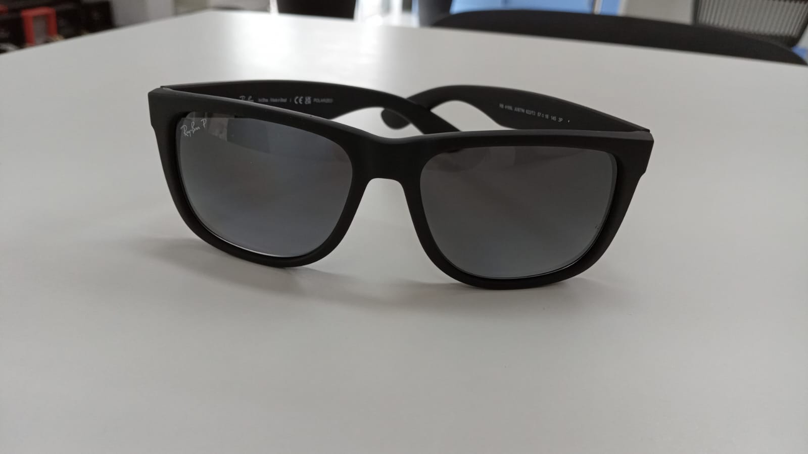 Óculos de sol pretos com lentes escuras na Ótica Boa Vista, Sinop-MT