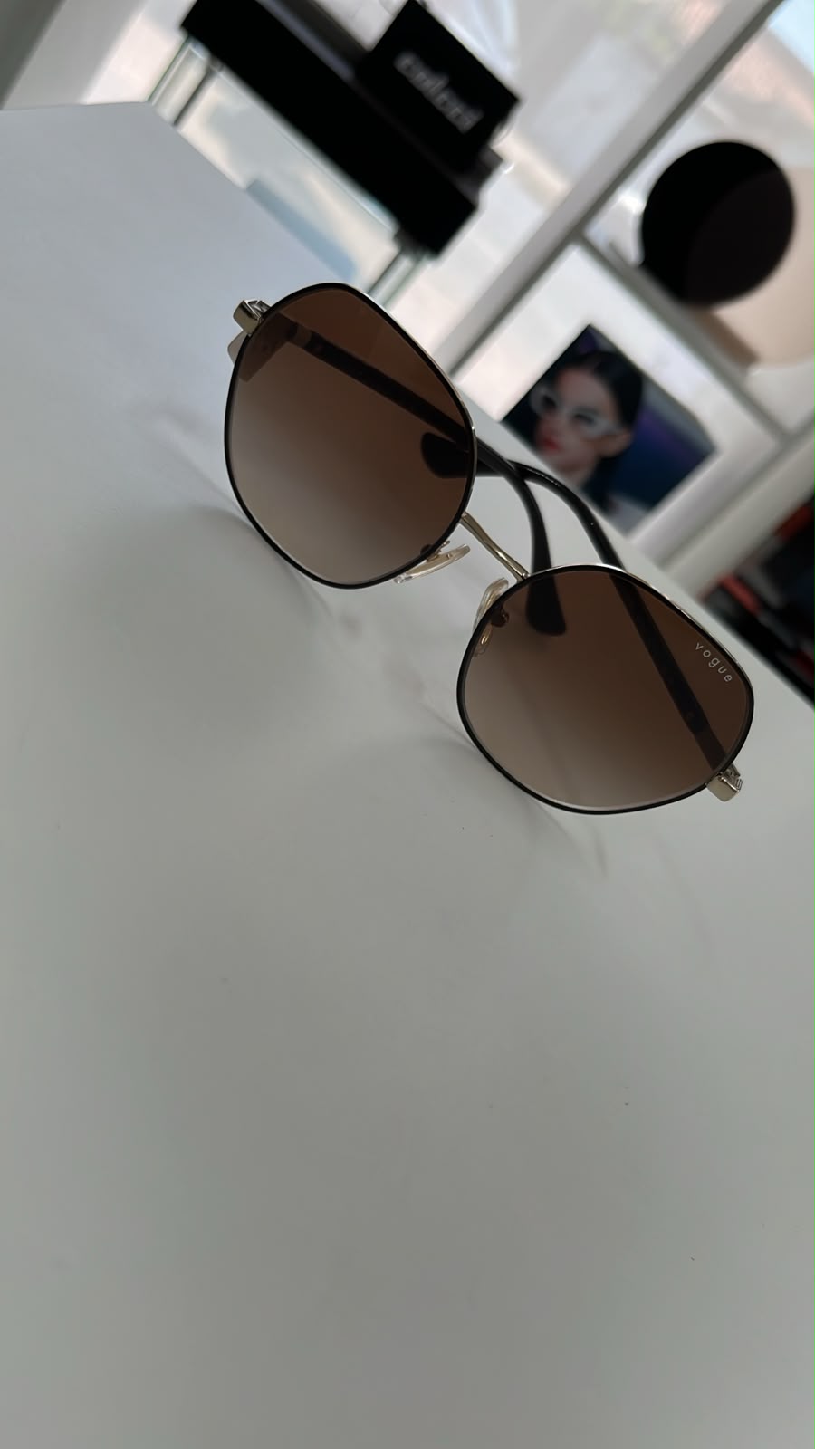 Óculos de sol com lentes marrons e armação metálica na Ótica Boa Vista, Sinop-MT