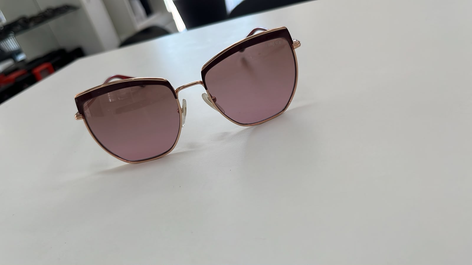 Óculos de sol com lentes rosadas — Ótica Boa Vista, Sinop